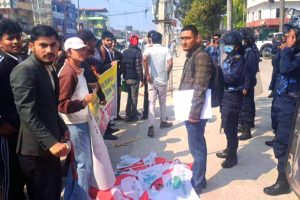 कांग्रेसको झण्डा निकालेर फालेपछि विवाद