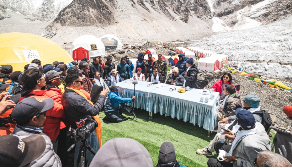 काँग्रेस महामन्त्री शर्माको संयोजनमा सगरमाथा बेसक्याम्पमा बिशेष संवाद 