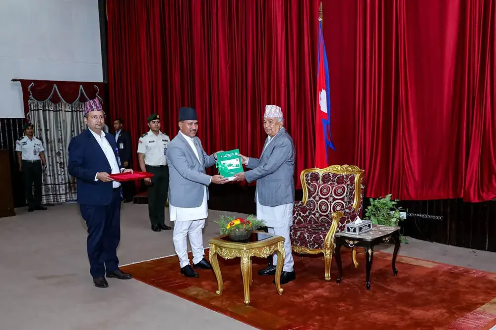 राष्ट्रपति पौडेलसमक्ष महालेखा परीक्षकको वार्षिक प्रतिवेदन पेस