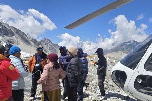गृहमन्त्री लेखक सगरमाथा आधार शिविरमा