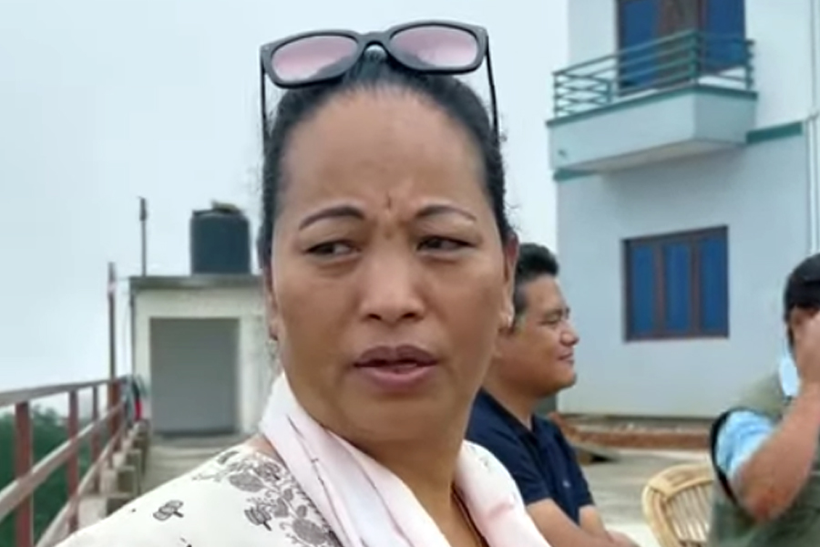 ६१ किलो सुन प्रकरणमा पक्राउ परेकी अमला रोकालाई अदालत लगियो
