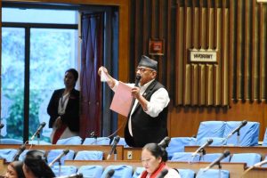 सांसद थापाले संसद्‌मै च्याते बजेट पुस्तक