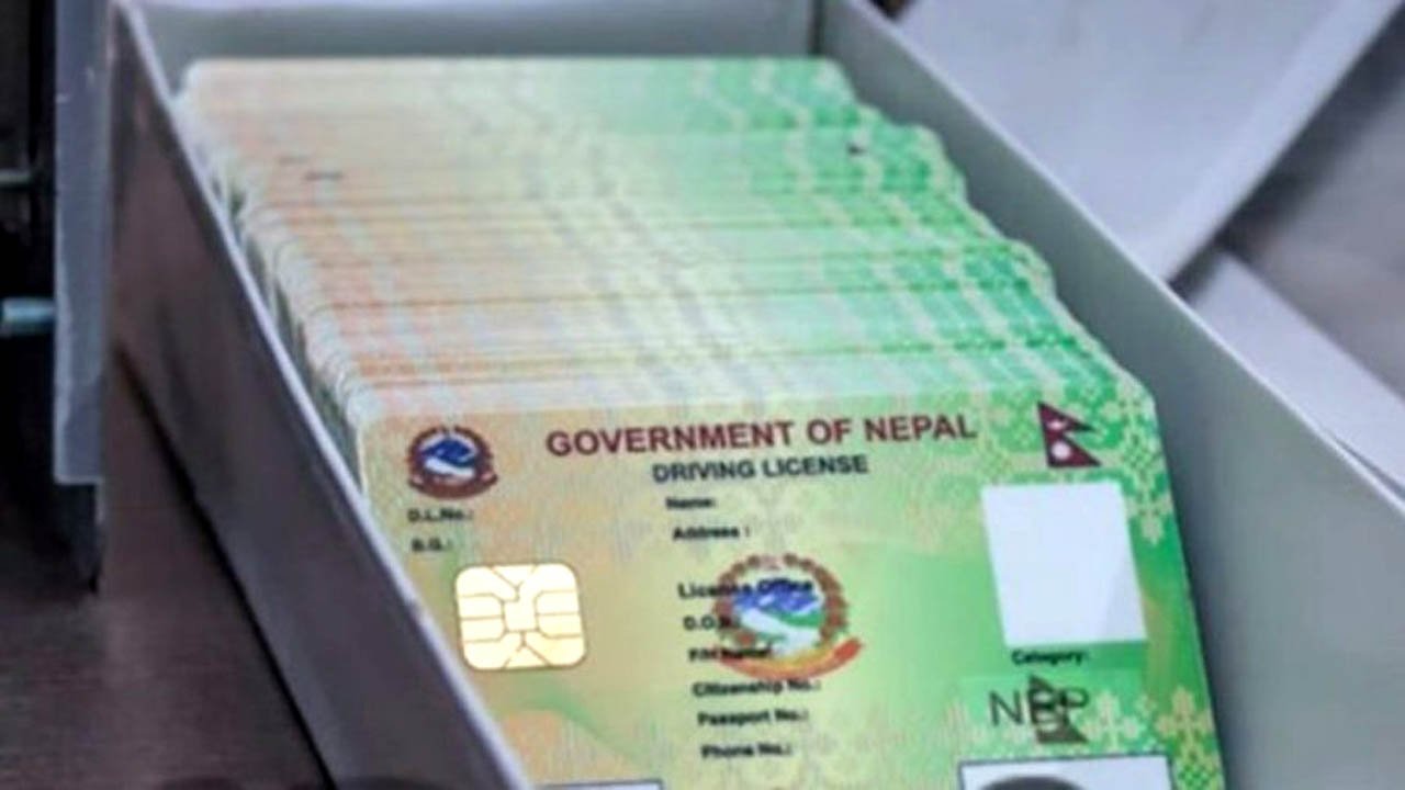 साउनभित्रै ड्राइभिङ लाइसेन्स छापेर वितरण गर्छौं : मन्त्री महर्जन