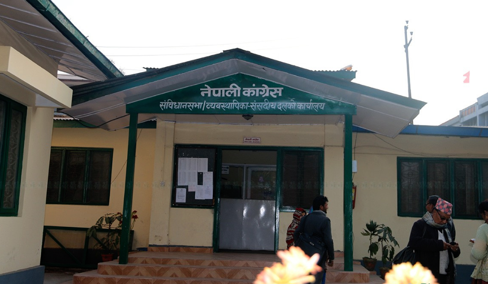 गृहमन्त्री लेखकले भूमि विधेयकबारे गरे कांग्रेस महामन्त्री थापा र प्रमुख सचेतक घिमिरेबीच छलफल