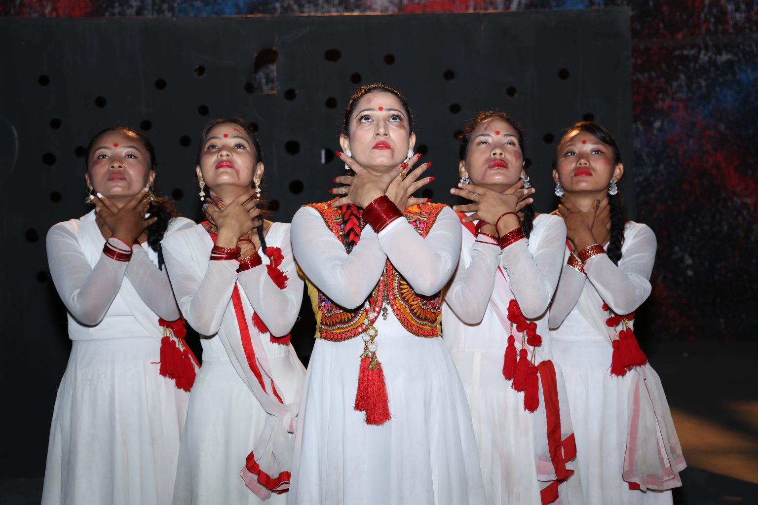 ‘गुन भुल्यौ’ की गायिका सारिकाको ‘मैना चरी’ आउदै
