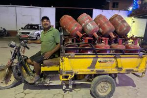‘ग्याँस सकियो, ध्रुवलाई कल गर्नु’