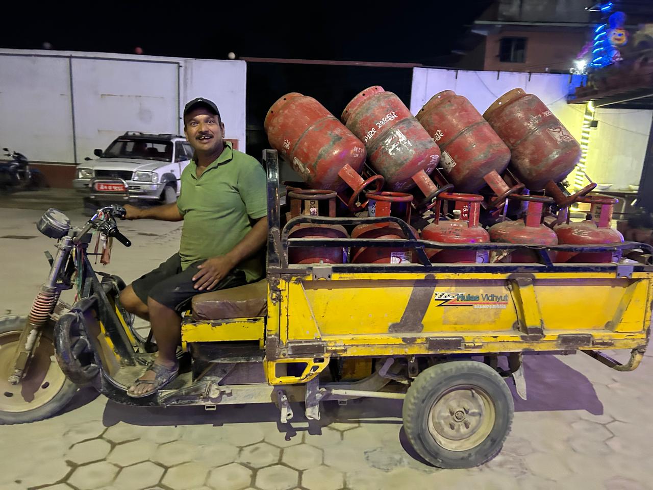 ‘ग्याँस सकियो, ध्रुवलाई कल गर्नु’