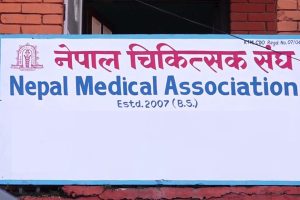 हातमा कालोपट्टि बाँधेर चिकित्सकहरूद्वारा देशव्यापी विरोध