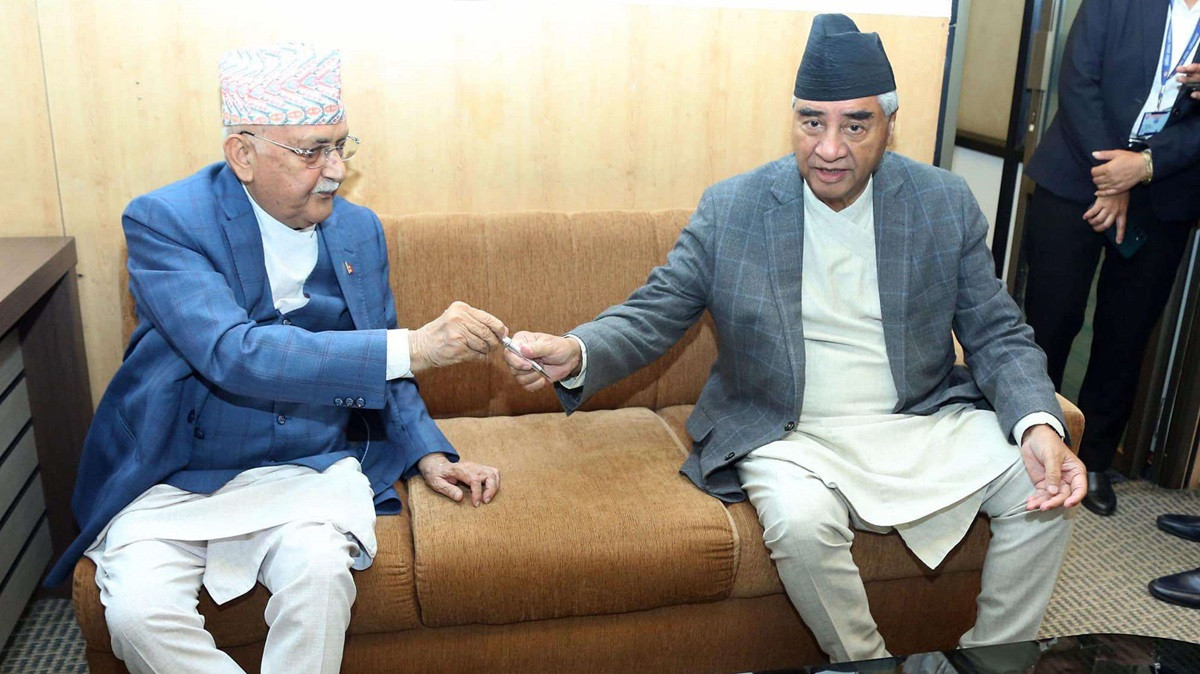 मन्त्री फेर्न कांग्रेससँग छलफल गर्दै प्रधानमन्त्री