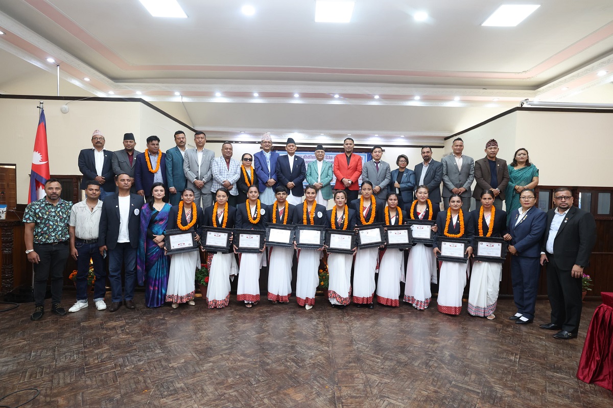 प्रधानमन्त्रीद्वारा अन्तर्राष्ट्रिय पदक विजेता खेलाडीलाई पुरस्कार वितरण