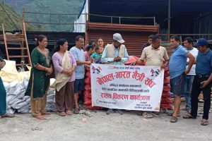 बाजुराका आगलागी पिडितलाई नेपाल भारत मैत्रीसंघद्धारा राहत सामग्री प्रदान