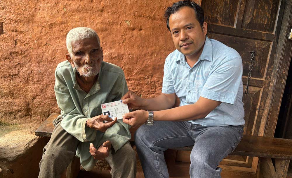 दार्चुलाको लेकमका नाथले ९७ वर्षको उमेरमा पाए नागरिकता