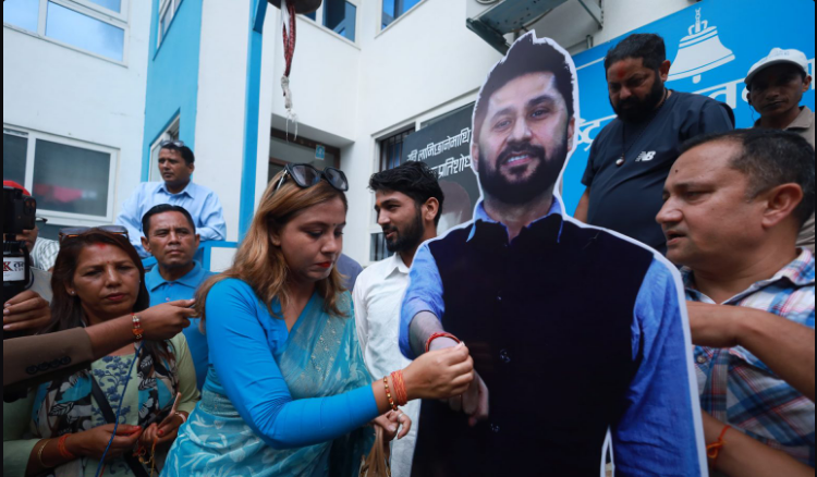 रवि लामिछानेको रिहाइको माग गर्दै समर्थकद्वारा कटआउटमा राखी