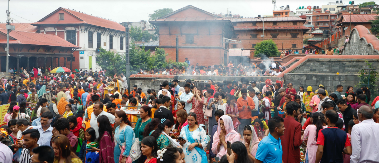 आज साउनको अन्तिम सोमबार : पशुपतिनाथमा दर्शनार्थीको घुइँचो