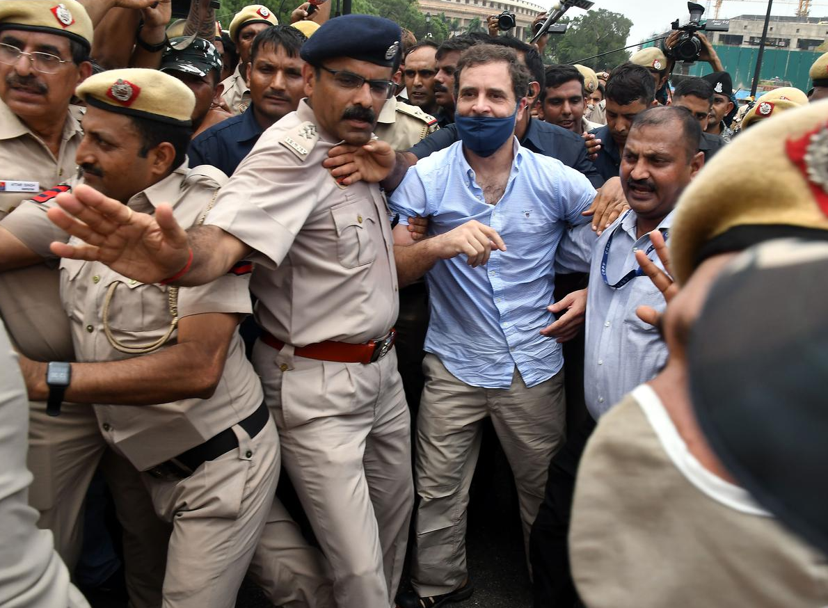 भारतमा विपक्षी नेता राहुल गान्धीसहितका दर्जन बढी सांसद् दिल्लीस्थित निर्वाचन आयोगबाट पक्राउ