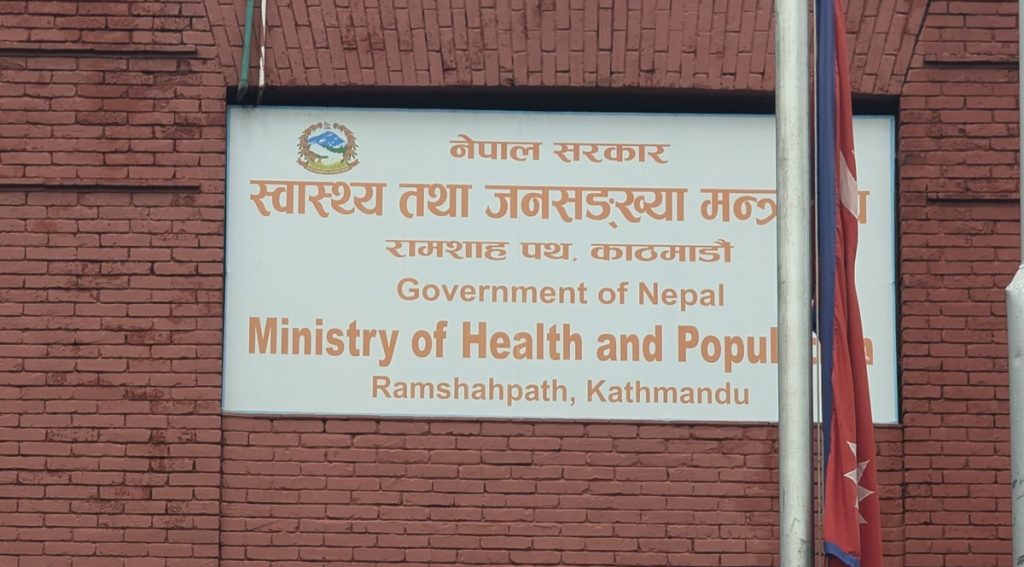 बालबालिकाको रोग प्रतिरोधक क्षमता बढाउन स्वर्णप्रासन थोपा खुवाइँदै