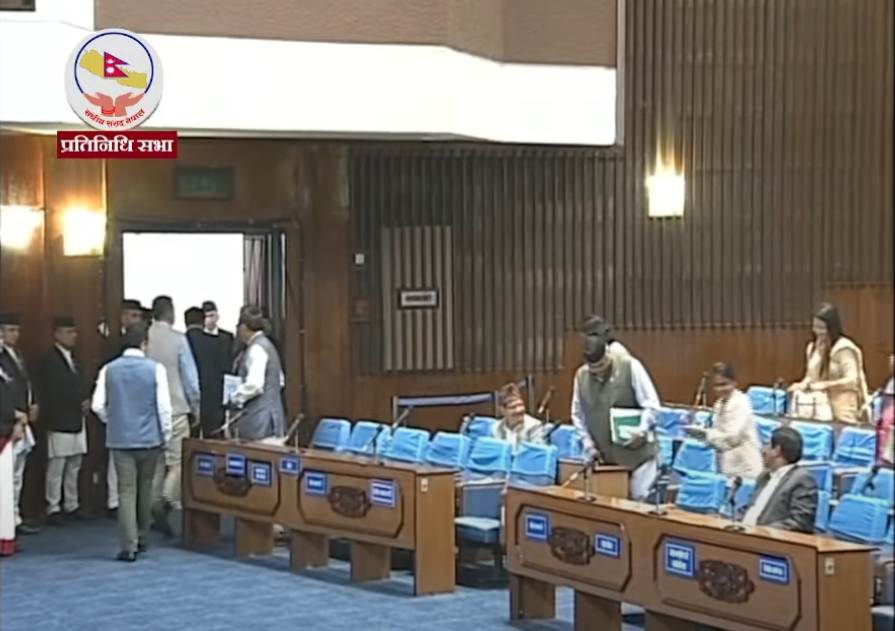 संसदमा प्रधानमन्त्री ओली बोल्दै, रास्वपा र राप्रपाले गरे बैठक बहिष्कार