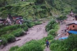 बाजुरा विच्छ्याको बाढीले बस्ती जोखिममा : पुल बगायो, १० घरमा क्षति