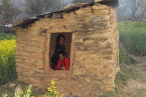 छाउगोठ भत्काएर जस्तापाताको गोठमा बस्छन् महिनावारी भएका महिला
