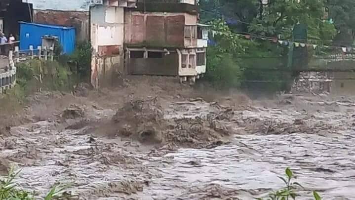 दार्चुलामा बाढीले तीन पुल बगायो