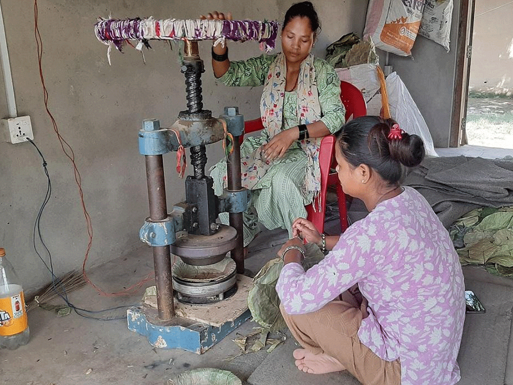दुनाटपरी बनाएर आत्मनिर्भर बने महिला समूह