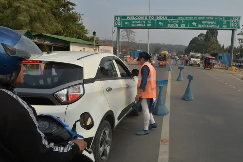 ‘नक्कली आधार कार्ड र राहदानी बनाएर’ भारत हुँदै नेपाली युवतीहरूको तस्करी भएको दाबी