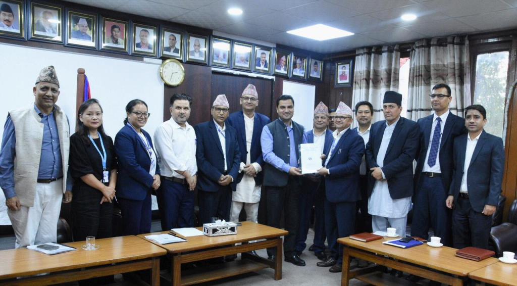 विद्यालय तहको स्वास्थ्य विषयको पाठ्यक्रम परिमार्जनका लागि मन्त्रालयद्वारा प्रतिवेदन हस्तान्तरण