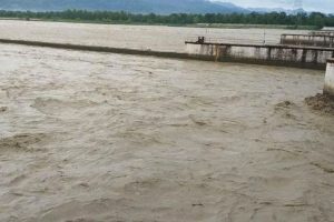 महाकालीमा पानीको बहाव बढ्यो, सवारीसाधन आवतजावतमा रोक