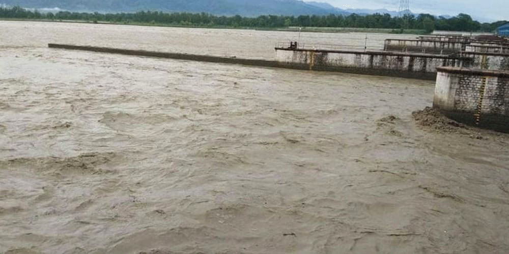 महाकालीमा पानीको बहाव बढ्यो, सवारीसाधन आवतजावतमा रोक