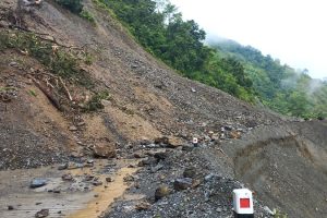 बाढीपहिरोले ८ वटा सडक पूर्ण रुपमा अवरुद्ध