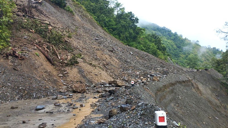 बाढीपहिरोले ८ वटा सडक पूर्ण रुपमा अवरुद्ध