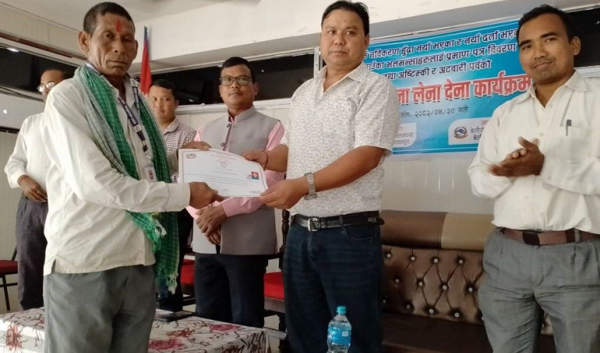 ऐन बनेसँगै भलमन्सालाई प्रमाणपत्र वितरण