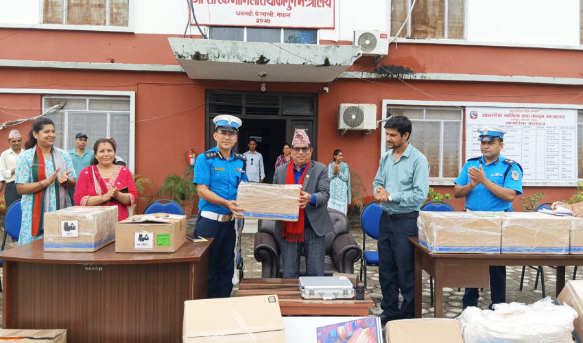 ट्राफिक प्रहरीलाई ३० लाख बराबरको सामाग्री सहयोग
