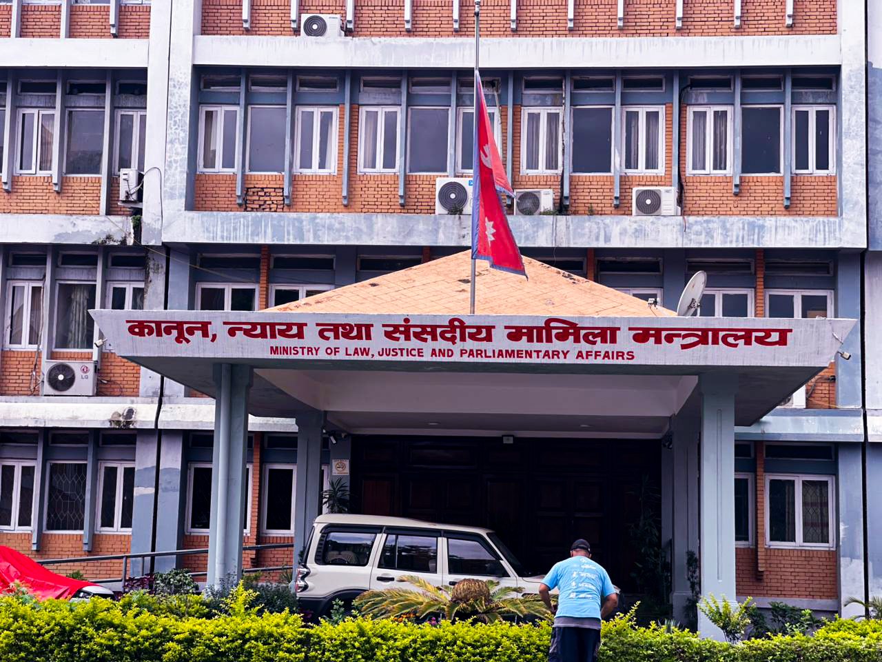 शहीदको शोकमा राष्ट्रिय झण्डा आधा झुकाइयो