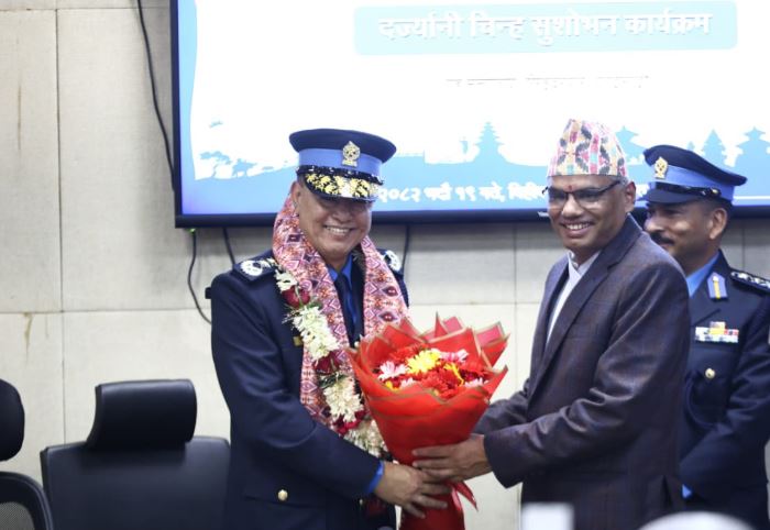 नवनियुक्त आईजीपी चन्द्रकुवेर खापुङले लगाए दर्ज्यानी चिह्न