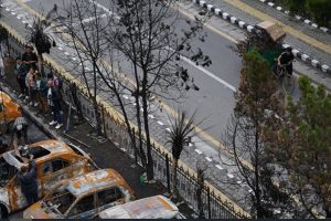 सिंहदरबार परिसरबाट जलेका सवारीसाधन हटाइँदै