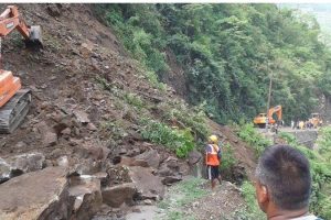 नारायणगढ–मुग्लिन सडक अझै अवरुद्ध, यात्रुहरु ३६ घण्टादेखि अलपत्र
