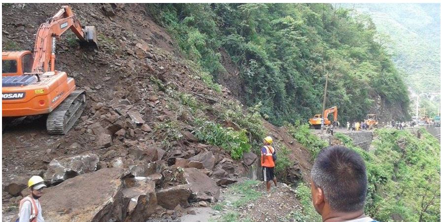 नारायणगढ–मुग्लिन सडक अझै अवरुद्ध, यात्रुहरु ३६ घण्टादेखि अलपत्र