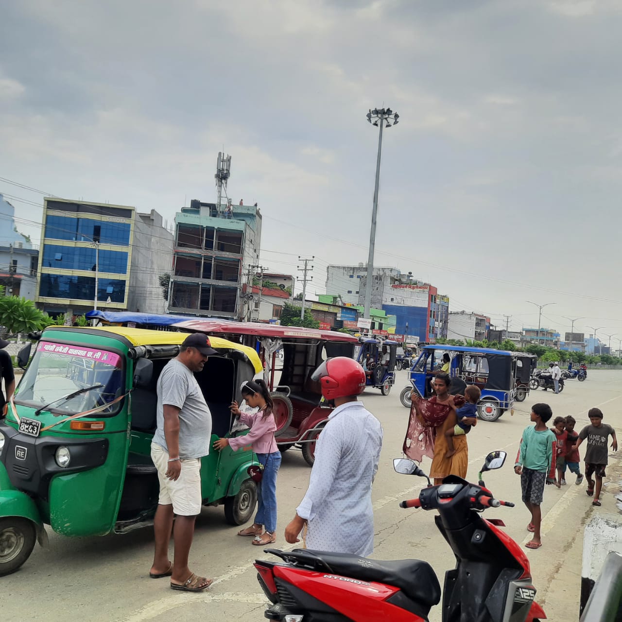 सामान्य अवस्थामा फर्किदै कैलालीका बजारहरु (फोटो फिचर)