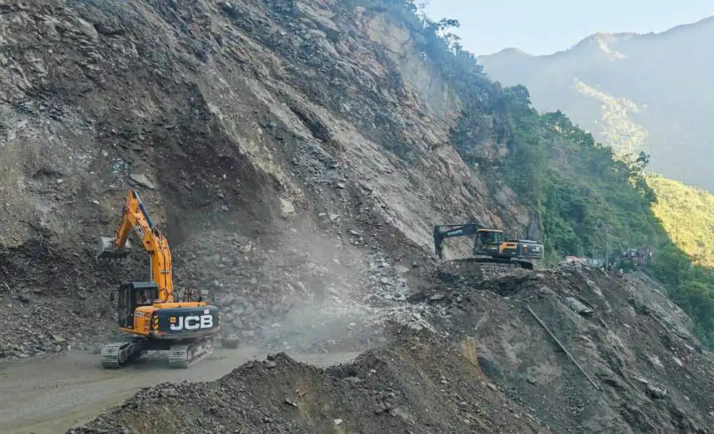 तुईन खोलाको पहिरो पन्छाउने कार्य जारी, रातिसम्म सडक खुल्ने सम्भावना