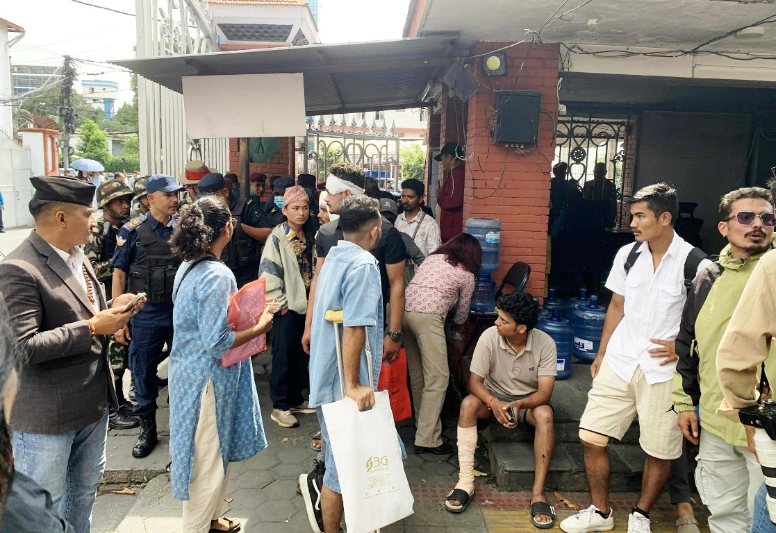 जेनजी आन्दोलनका घाइते प्रधानमन्त्रीलाई भेट्न पुगे सिंहदरबार