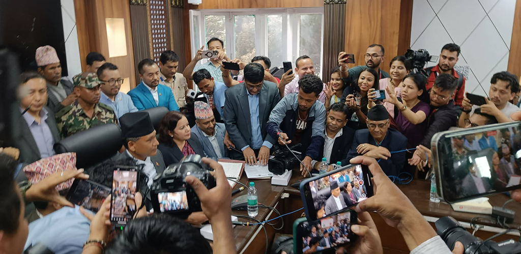 ऊर्जामन्त्री घिसिङले गरे पदभार ग्रहण, विद्युत् प्राधिकरणको वक्यौता रकम उठाउने पहिलो निर्णय