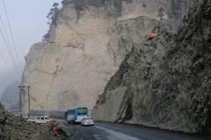 पहिरोका कारण नारायणगढ-मुग्लिन सडक अवरुद्ध