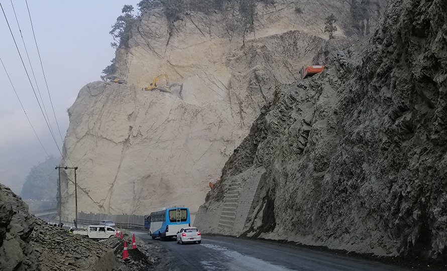 पहिरोका कारण नारायणगढ-मुग्लिन सडक अवरुद्ध