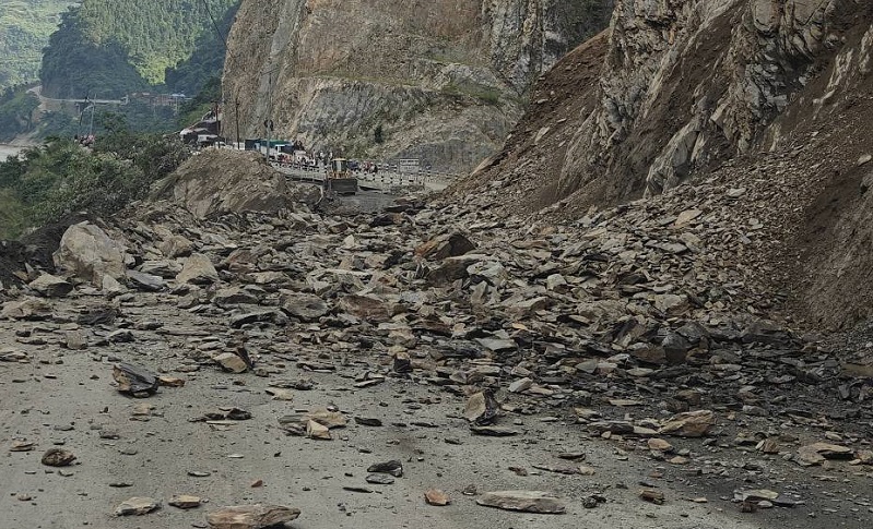 मुग्लिन–नारायणगढ सडक खण्डको तुइनखोलामा पहिरोको जोखिम कायमै