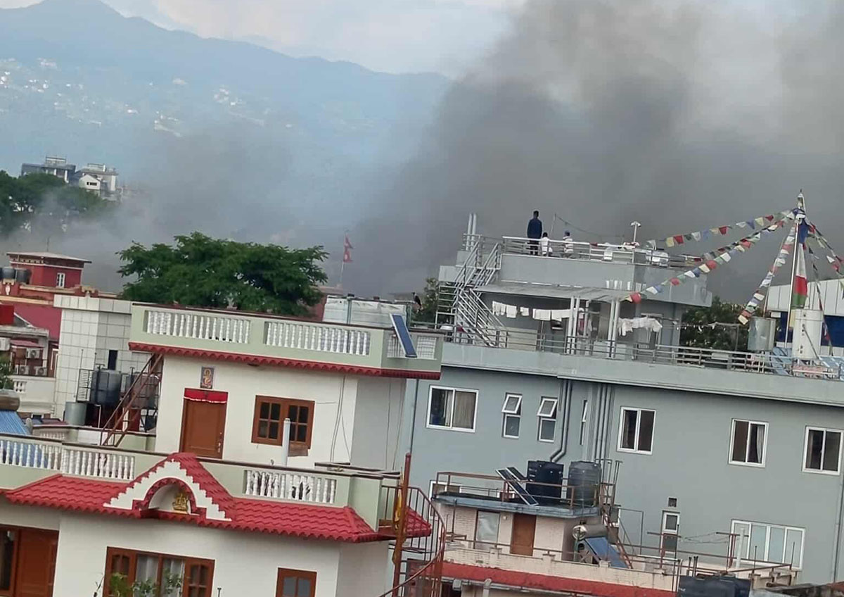जेनजीले शीतल निवासमा लगाए आगो