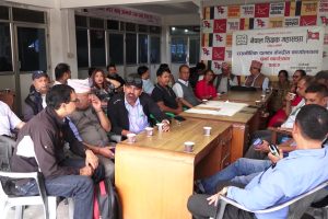 राप्रपा कार्यालयमा शिक्षक महासंघको धर्ना