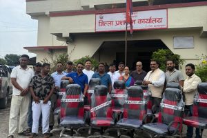 सुनचाँदी व्यवसायी संघ कैलालीद्वारा जिल्ला प्रशासन कार्यालय र मालपोत कार्यालयलाई आवश्यक सामाग्री सहयोग