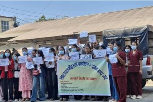 न्यूनतम पारिश्रमिक र सुविधा सुनिश्चित गर्न स्वास्थ्यकर्मीको धर्ना