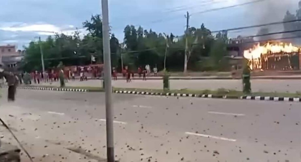 जनकपुरमा दुर्गा भवानीको मूर्ति बिसर्जनका क्रममा दुबै समुदायबीच झडप, कर्फ्यू जारी